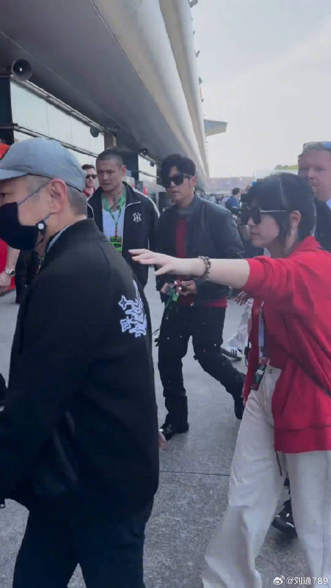 周杰伦、林志颖、邓超孙俪夫妇现身F1赛场，星光熠熠，有你喜欢的吗？