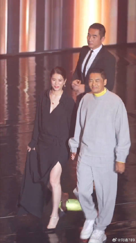 周润发袁咏仪同台亮相，发哥休闲装引全场掌声