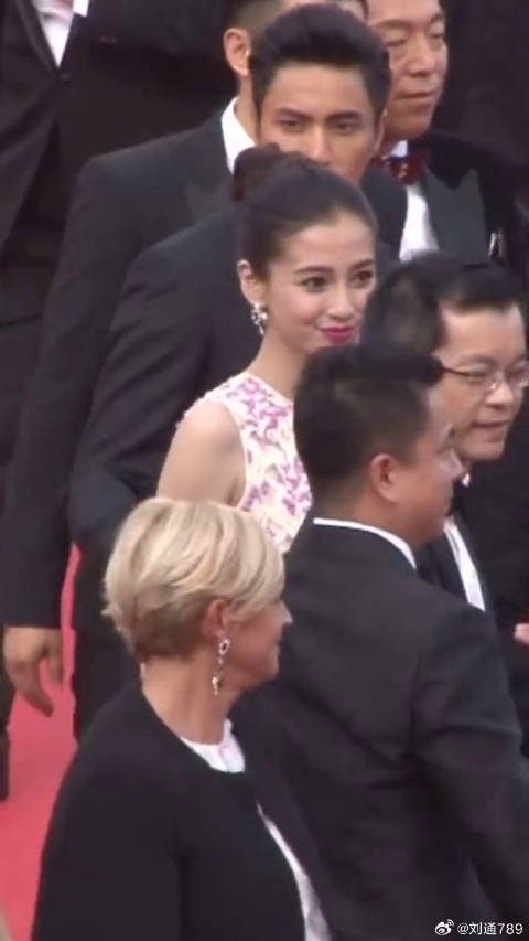 中国明星团亮相戛纳红毯，Angelababy站C位