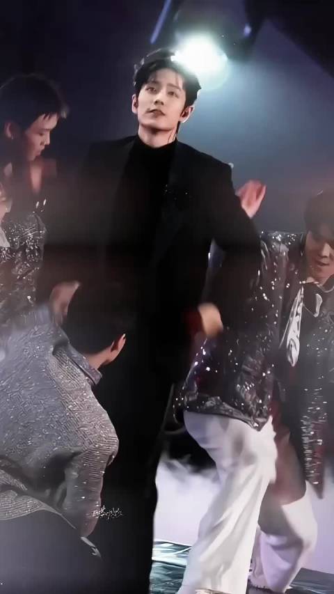 唱跳的舞台王者，巨星肖战太让人上头啦 我又来回味啦