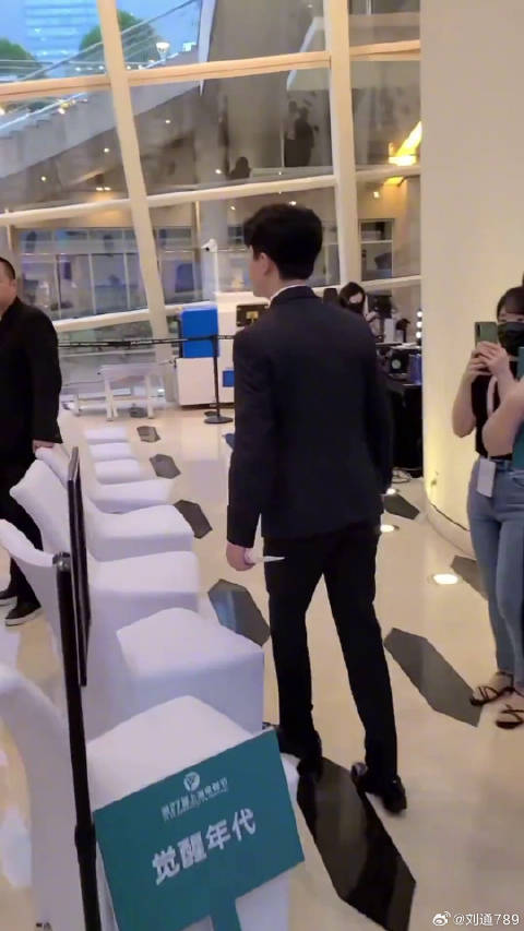 黄轩活动现场偶遇王凯主动打招呼