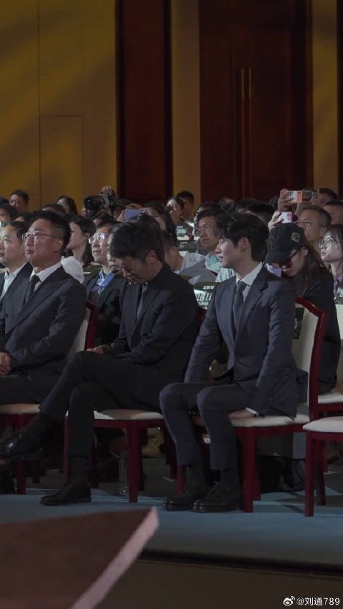 朱亚文魏大勋同框出席活动，正装造型引热议