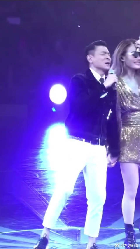 刘德华助阵容祖儿演唱会，瞬间成为主角，红了几十年，近60岁人气丝毫不减！