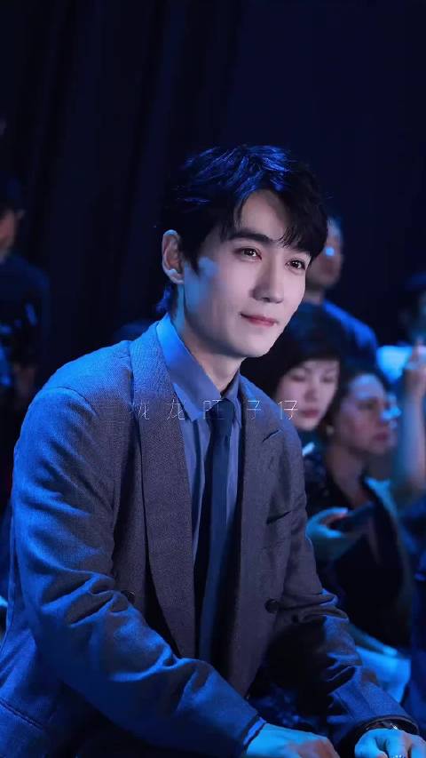 朱一龙简洁西装现身上海 朱一龙轻松拿捏雨天撑伞氛围感