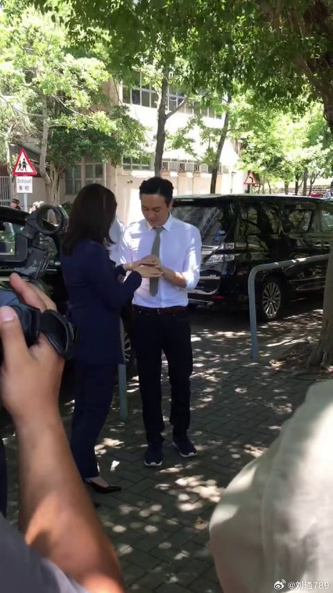 张智霖胡杏儿片场互动，袁咏仪追星周润发