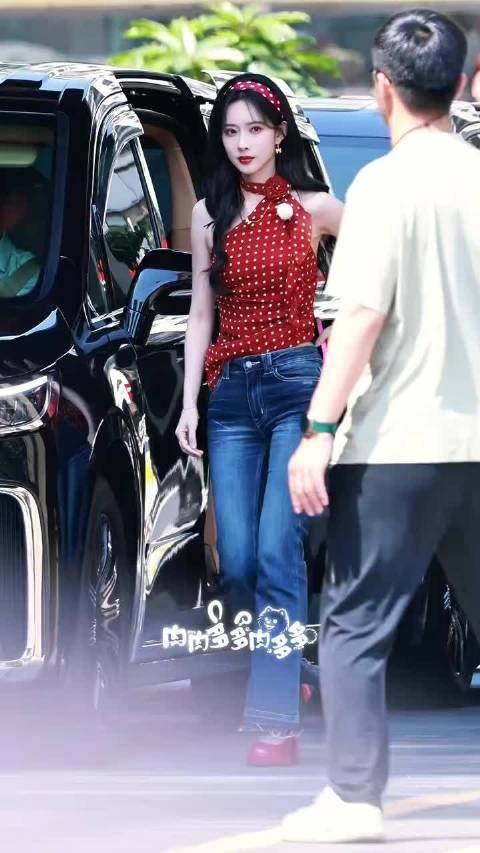 孟子义复古造型亮相奔跑吧，年代文女强人既视感