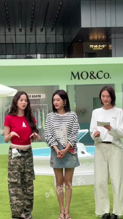 秦岚和欧阳娜娜同台，原来手脚真的会暴露年龄