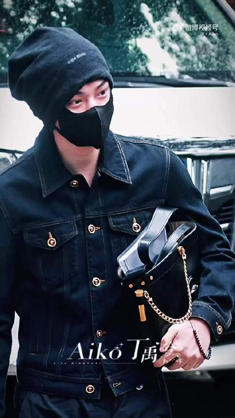 丁禹兮抱剧本上班穿冷帽牛仔工装