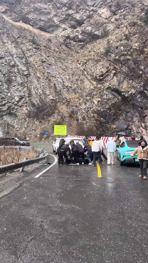 五菱这个车，就一个特点，遇强则强，谁都不惧！