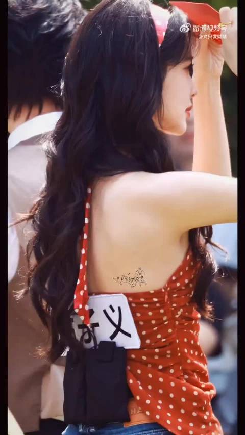 孟子义穿红色波点复古造型录奔跑吧