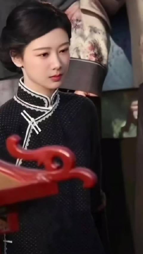 杨紫黑色波点旗袍造型曝光，玉兰花开君再来路透