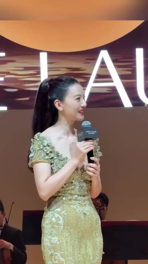 高圆圆出席商业活动 金色礼服衬得她气质清冷又明艳