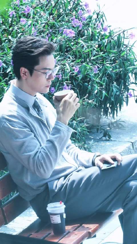 看手机消息摘眼镜生气王志诚，今天王志诚也不高兴