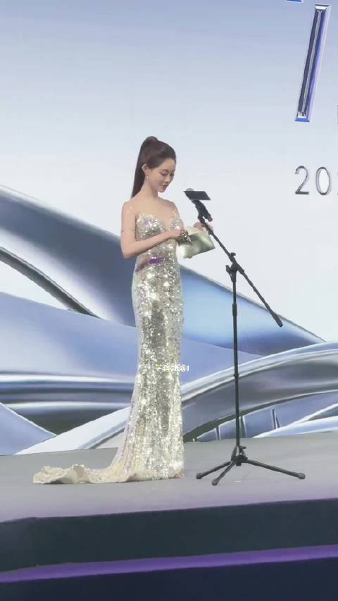 祝绪丹银色流光长裙亮相RedGala，冷白肌肤肩颈线条吸睛