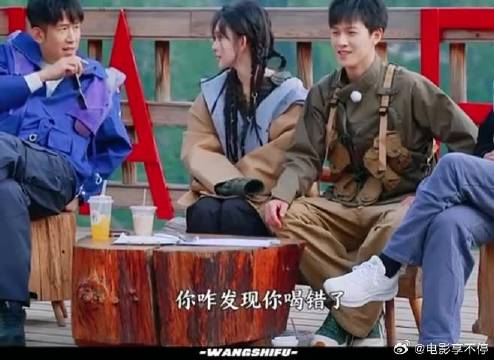 一个汗流浃背，一个他没有生气吧，一个绷不住啦啊哈哈哈哈哈