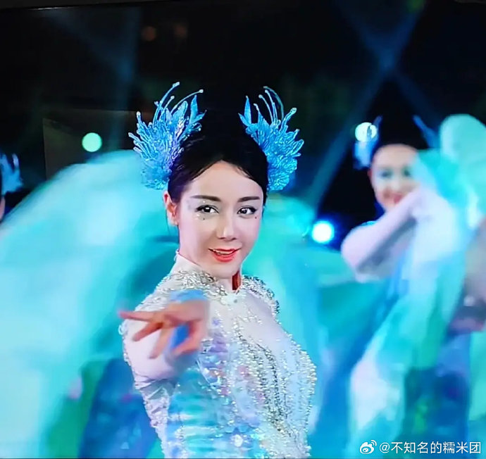 2026春晚人鱼蓝紫裙造型为何引发部分观众对其色彩驾驭能力的讨论？