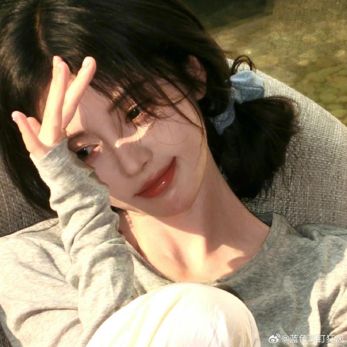 粉丝和公众对鞠婧祎海底世界照片的评价是怎样的？