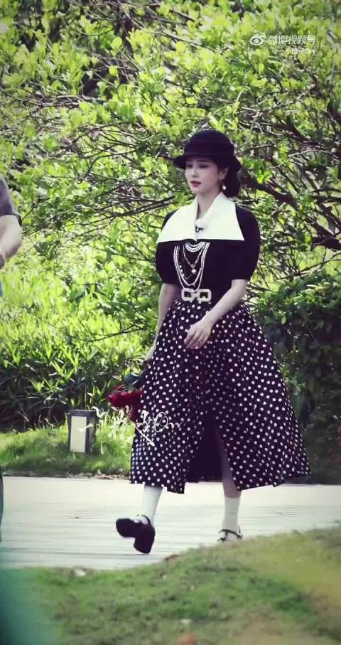 白鹿《奔跑吧》民国造型曝光，贝雷帽碎花裙演绎留洋大小姐