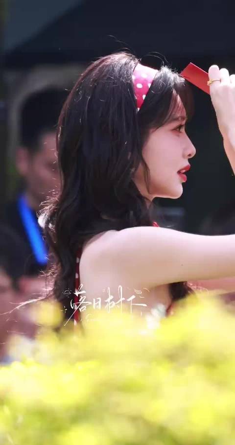 孟子义奔跑吧路透，复古明艳波点裙➕大波浪造型，呜呜美晕我