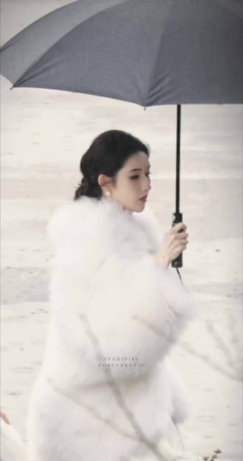 王玉雯｜“仍未忘相约看漫天黄叶远飞” 低丸子头好温柔~ 真的很千金