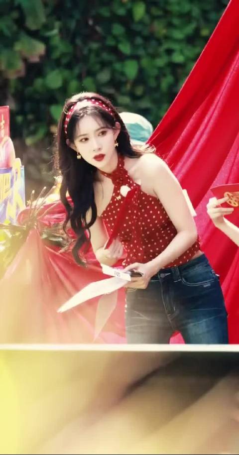 孟子义跑男路透复古造型惊艳，红唇亮眼气质出众