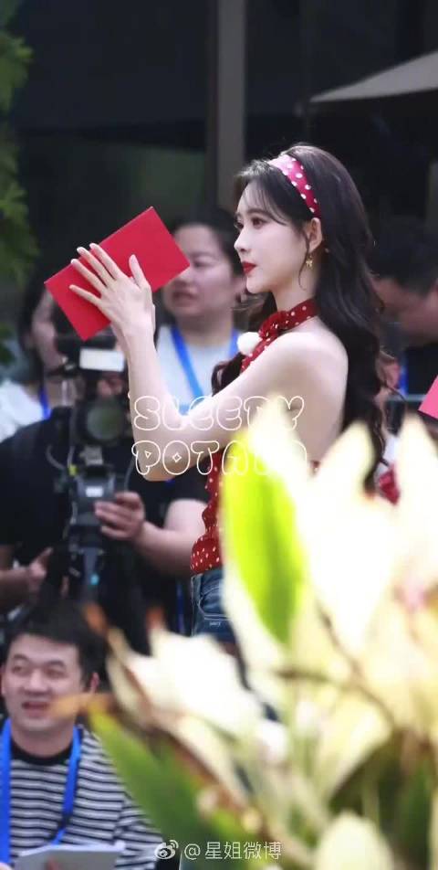 孟子义奔跑吧海口路透曝光，港风造型亮眼