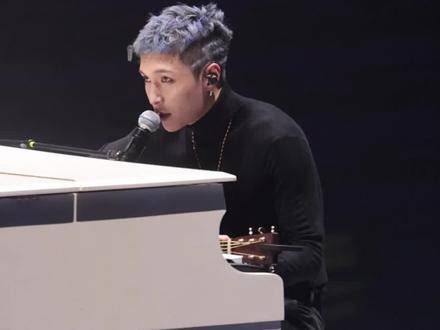 张艺兴上海演唱会首唱《晴天》，细腻演绎引共鸣