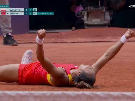 郑钦文闪耀巴黎奥运赛场，以无懈可击的信念力克时任世界第一斯瓦泰克