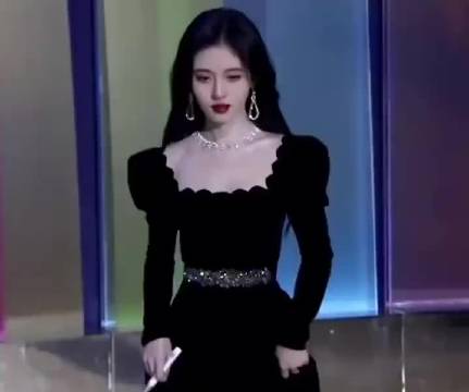 鞠婧祎走路姿势随穿搭切换，西装干练长裙婀娜