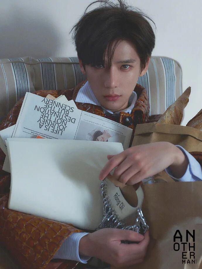 王安宇 Another Man 开季刊:低饱和光影里,是不被定义的复古少年感