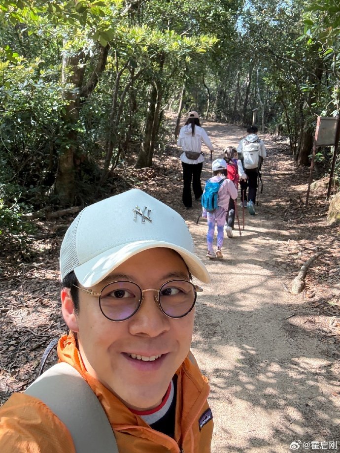 郭晶晶霍启刚周末带娃爬山,三个孩子长大不少,辣妈素颜美得真实_新闻