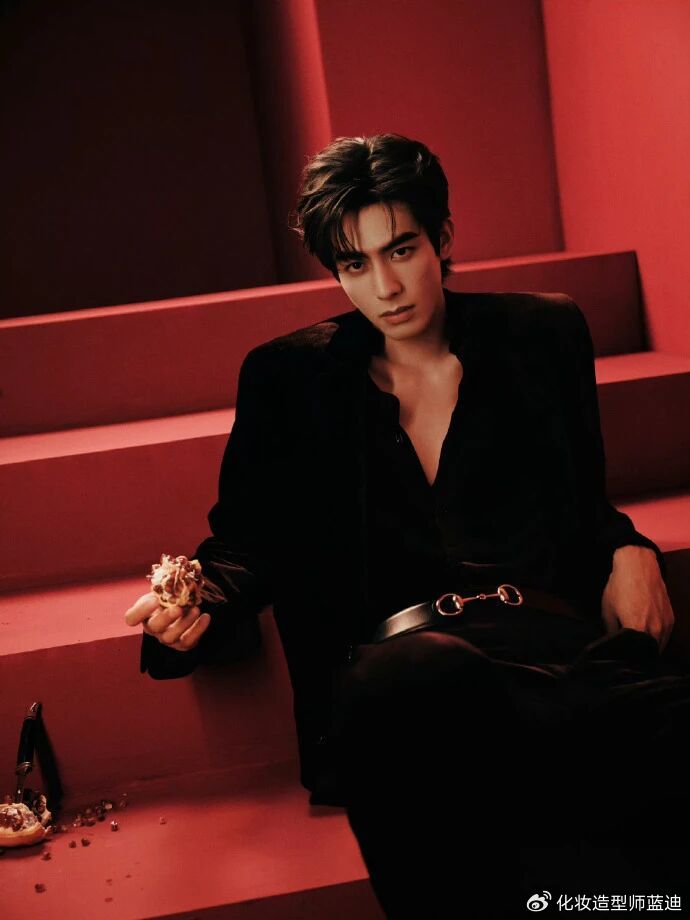 宋威龙微博之夜|Gucci 红丝绒定制西装,危险魅惑里的复古贵公子格调