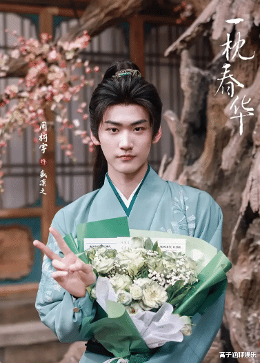 周柯宇晒与徐若晗合照 二人同步对镜比耶默契十足