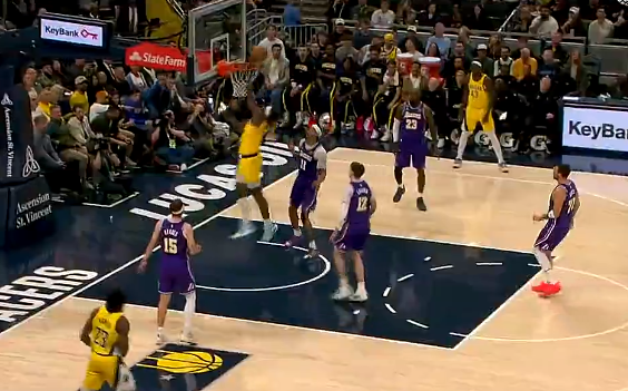 沃克攻守转换接球上篮得手，步行者一分钟快速还了一波8-0