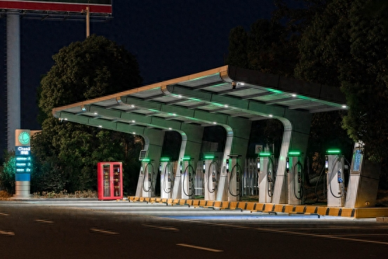 图为高速公路服务区ChaoJi充电站