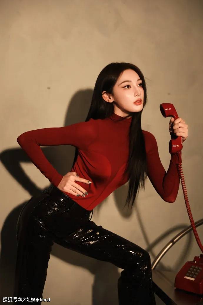 彭小苒拍的新杂志好红好美好喜庆！网友：新年鸿运壁纸