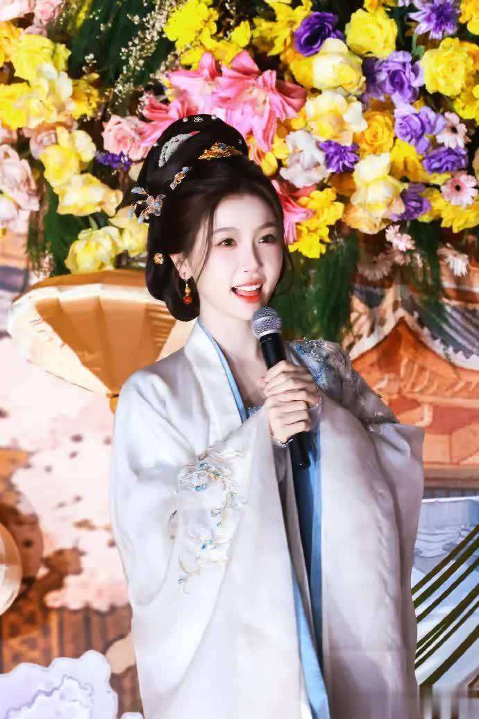 虞书欣主演《云初令》杀青，现场粉丝应援规模创纪录