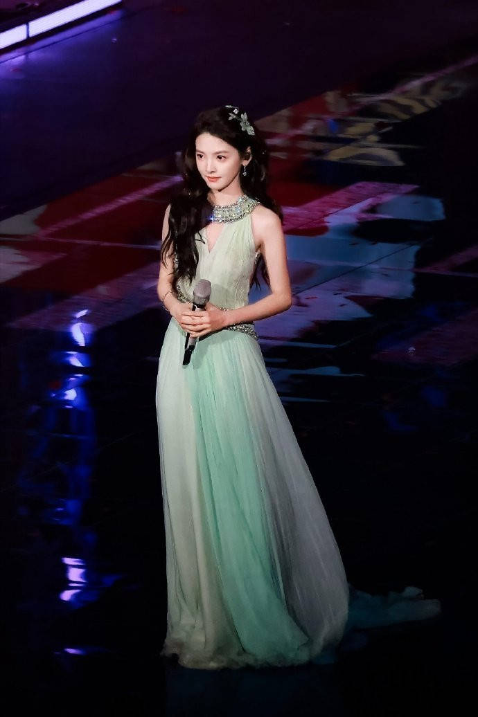 从章若楠跨年夜新造型看透穿搭背后的故事