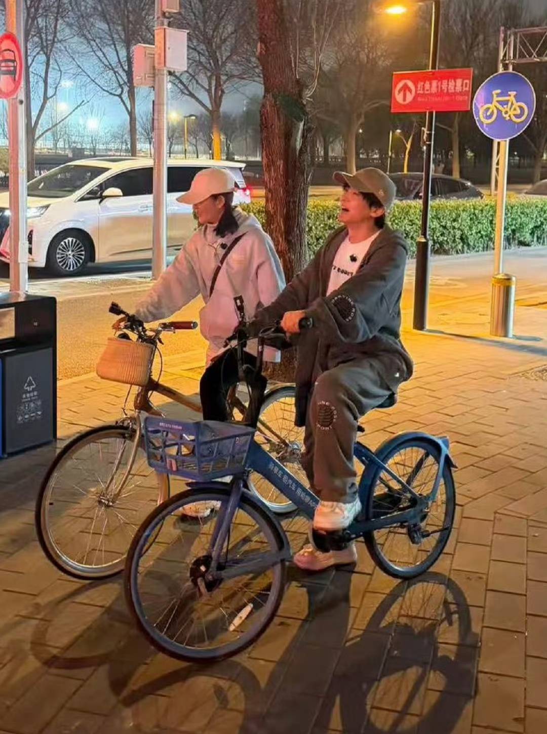 谢娜夜骑送花探班张杰，延续多年浪漫仪式感_鲜花_单车_网友