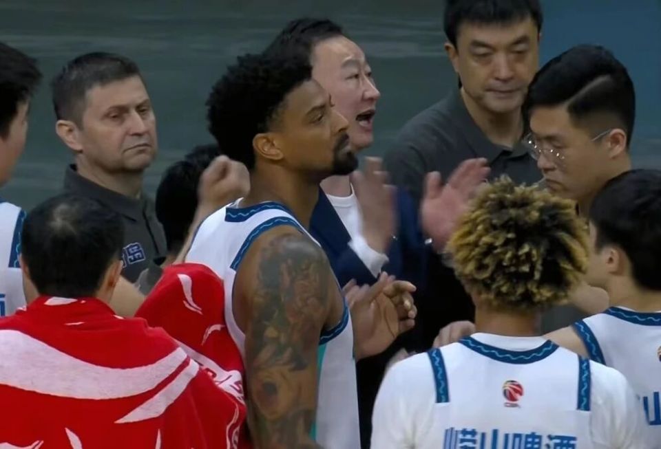 青岛男篮2分险胜广州，威瑟斯庞绝杀王睿泽17分，徐昕11+10