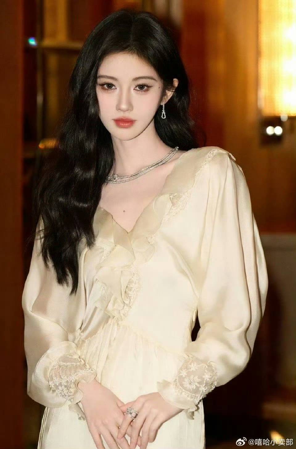 鞠婧祎已与丝芭解除合约引发热议。