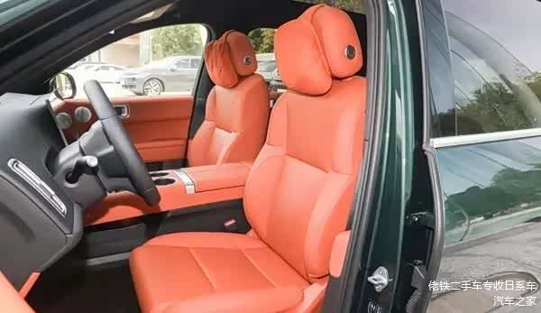 座椅方面:理想L6的座椅厚实而又富有支撑性