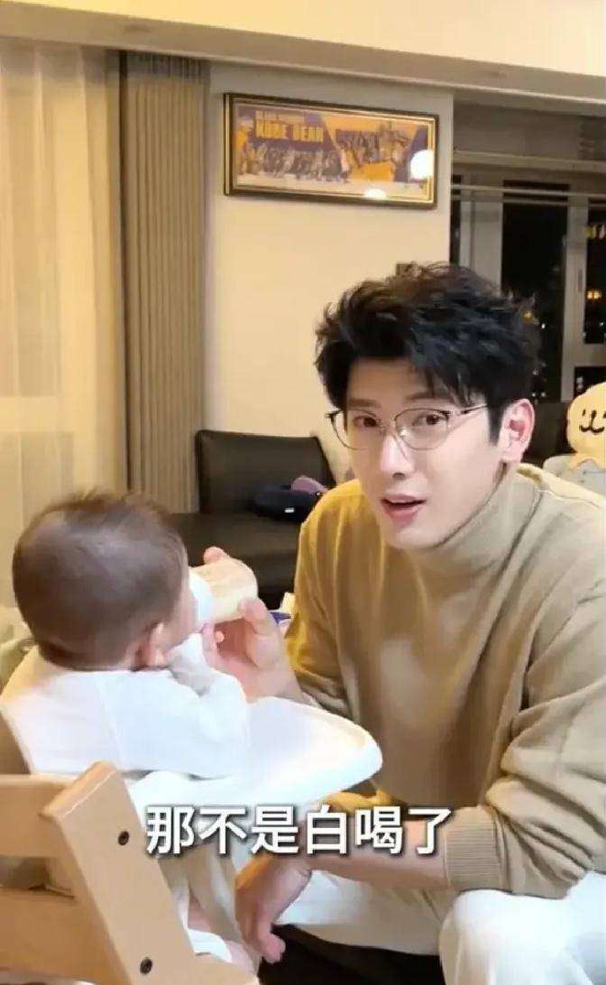 35岁刘芮麟带娃健身火了!儿子迷你版复制粘贴,网友:这基因绝了