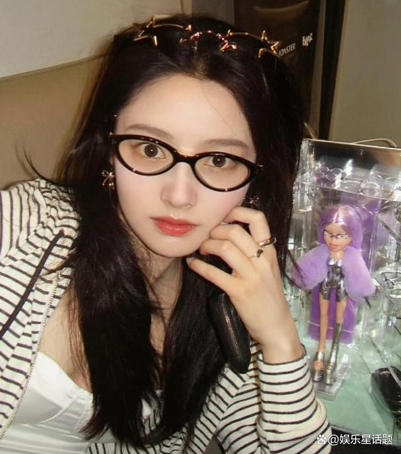 徐若晗挂满娃娃过六一!治愈系少女的童趣暴击甜度超标