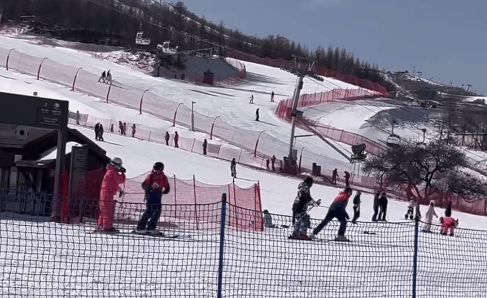 网友偶遇张杰谢娜夫妇滑雪两人跟着教练训练超认真