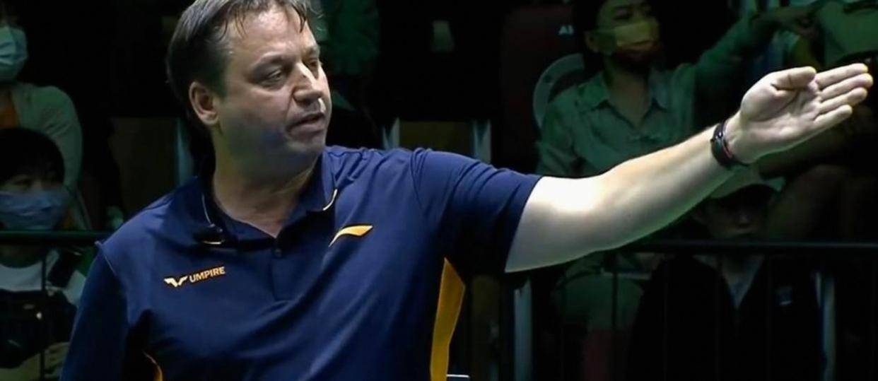 新加坡大满贯黑人主裁罚王楚钦发球违规精准，双打争议判罚引发质疑，引发现场讨论