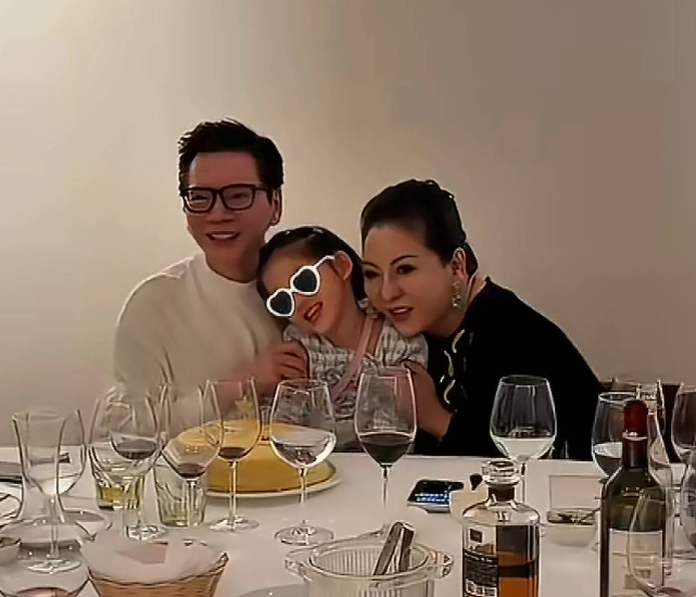 向华强庆生画面曝光，三代同堂相拥，向佐清爽帅气藏不住