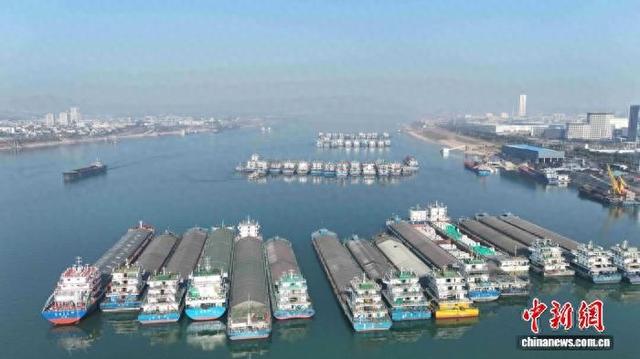 船舶在宜昌港区有序待闸。宜昌海事局供图