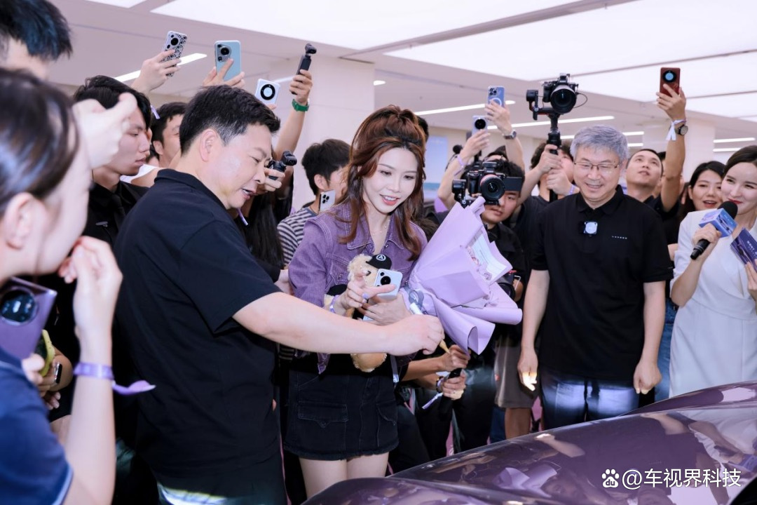 鸿蒙智行新爆款诞生!余承东尹同跃现身智界R7交付活动