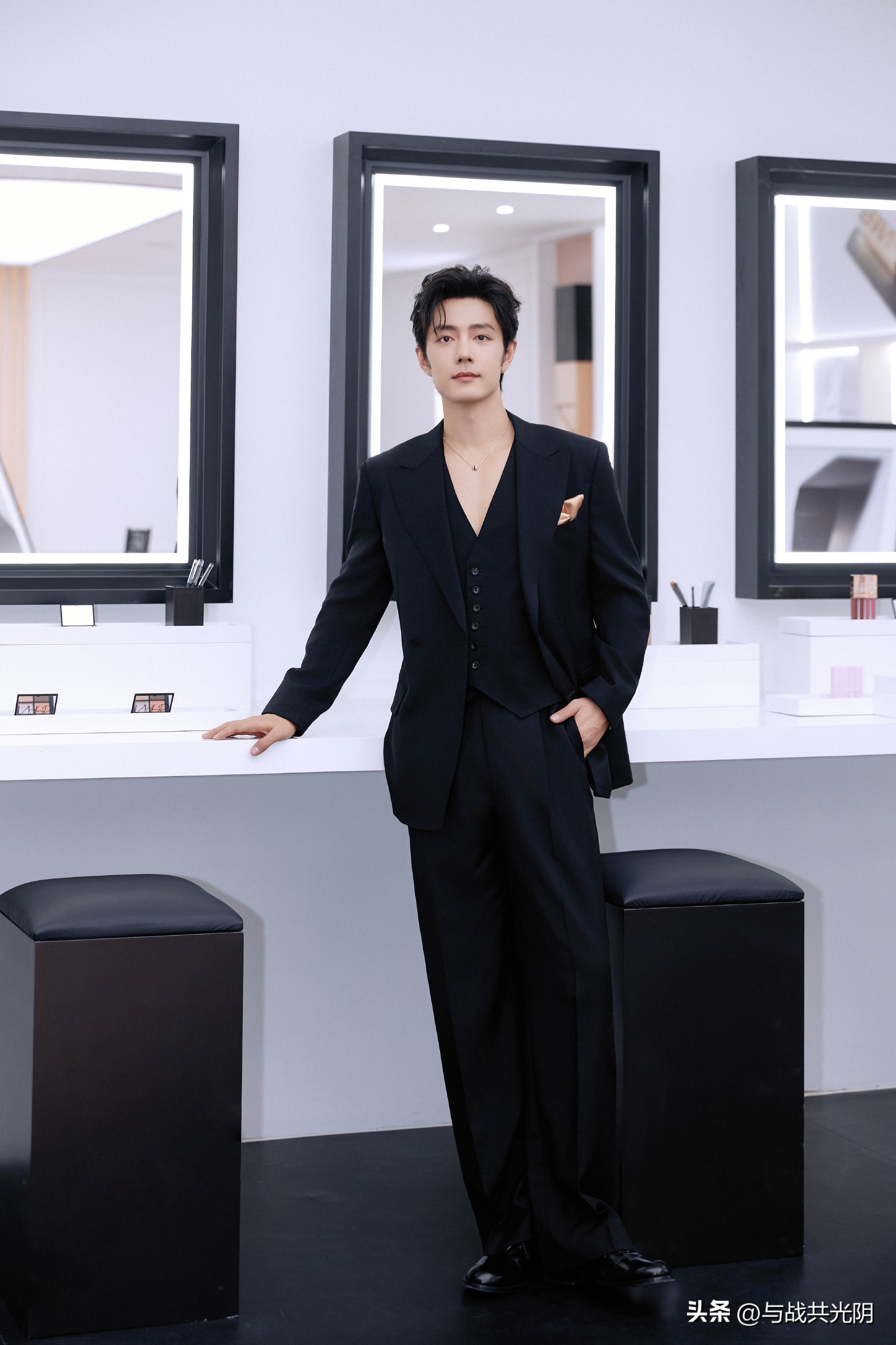 肖战工作室晒春分限定九宫格!深V黑西装,春风拂面,翩然而至